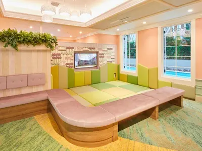 a room with a bench in the middle at Grand Nikko Tokyo Bay Maihama in Urayasu