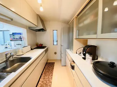 a kitchen with a sink and a counter top at Naotoko Minpaku #HG1 \u9996\u90fd\u9ad8\u5165\u53e3\u8fc45\u5206 \u5e83\u300594\u5e73\u7c73 \u4e00\u6238\u5efa\u3066\u8cb8\u5207 \u9ad8\u901fWi-Fi \u7121\u6599\u99d0\u8eca\u5834\u4ed8 in Tokyo