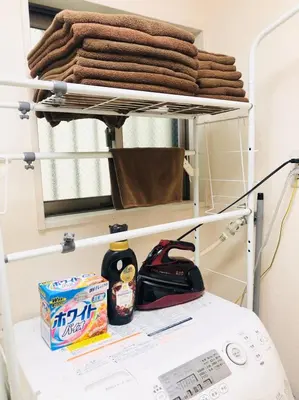a mirror on top of a table with towels at Naotoko Minpaku #HG1 \u9996\u90fd\u9ad8\u5165\u53e3\u8fc45\u5206 \u5e83\u300594\u5e73\u7c73 \u4e00\u6238\u5efa\u3066\u8cb8\u5207 \u9ad8\u901fWi-Fi \u7121\u6599\u99d0\u8eca\u5834\u4ed8 in Tokyo
