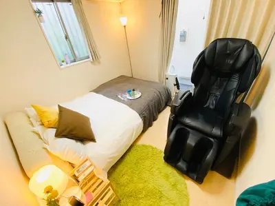 a small bedroom with a bed and a chair at Naotoko Minpaku #HG1 \u9996\u90fd\u9ad8\u5165\u53e3\u8fc45\u5206 \u5e83\u300594\u5e73\u7c73 \u4e00\u6238\u5efa\u3066\u8cb8\u5207 \u9ad8\u901fWi-Fi \u7121\u6599\u99d0\u8eca\u5834\u4ed8 in Tokyo