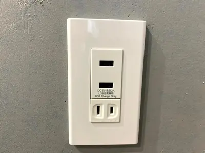 a white light switch on a wall at Belle harmonie togoshi101 in Tokyo