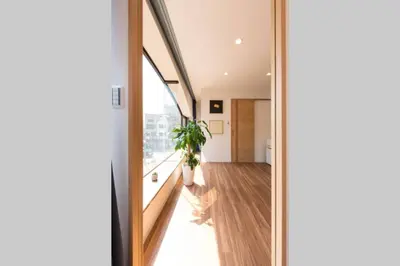 a mirror in a hallway with a plant in it at TORA HOTEL Tokyo Skytree \u5bc5\u30db\u30c6\u30eb \u30b9\u30ab\u30a4\u30c4\u30ea\u30fcC in Tokyo