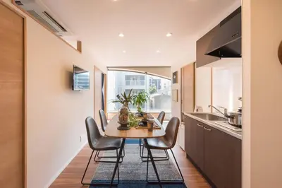 a kitchen with a table and chairs in a room at TORA HOTEL Tokyo Skytree \u5bc5\u30db\u30c6\u30eb \u30b9\u30ab\u30a4\u30c4\u30ea\u30fcC in Tokyo