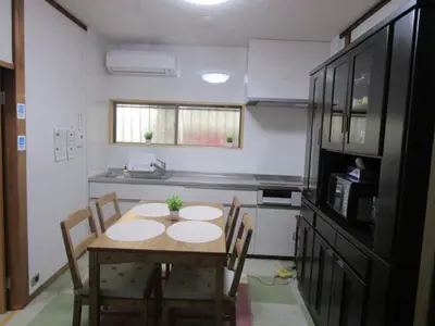 a kitchen with a table and chairs in a room at \u6c60\u888b\u99c5\u307e\u3067\u5f92\u6b6915\u5206 \u7573\u306e\u5bb6 in Tokyo