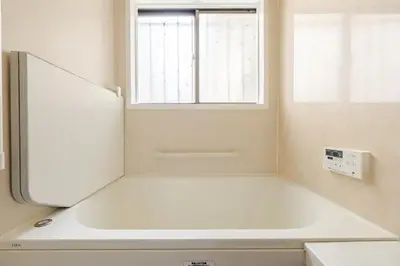 a white refrigerator in a kitchen with a window at \u6c60\u888b\u99c5\u307e\u3067\u5f92\u6b6915\u5206 \u7573\u306e\u5bb6 in Tokyo
