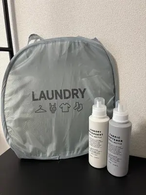 two bottles of laundry sitting next to a bag at Fact Dream House \u65b0\u5bbf\u4e09\u4e01\u76ee\u5f92\u6b693\u5206\u8272\u3005\u63c3\u3046\u30ef\u30f3\u30eb\u30fc\u30e0 in Tokyo
