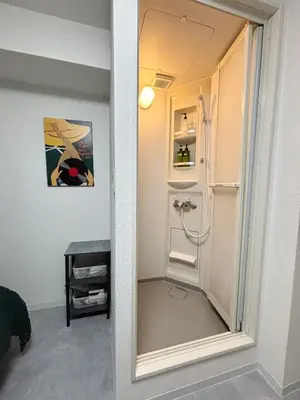 a shower in a bathroom with a mirror at Fact Dream House \u65b0\u5bbf\u4e09\u4e01\u76ee\u5f92\u6b693\u5206\u8272\u3005\u63c3\u3046\u30ef\u30f3\u30eb\u30fc\u30e0 in Tokyo