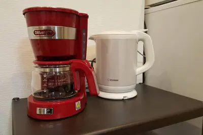 a red blender sitting on top of a counter at CuteFamilyHouse! 3LDK 6minShinjuku 3minJRsta Cozy,Fun,Bright! KidsFree Under6yrs in Tokyo