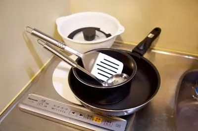 a frying pan with two spoons and a spatula at Akasaka Koyu Building 801 in Tokyo