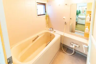 a bath tub in a bathroom with a window at HARMONIA\u6771\u4eac\u5800\u5207 10\u540d\u5b9a\u54e190\u5e73\u7c73\u306e\u5e83\u3044Condominium in Tokyo