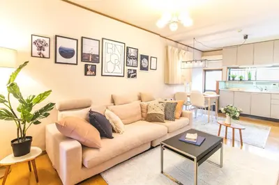 a living room with a couch and a table at \u4e00\u68df\u8cb8\u5207\u5bbf, HARMONIA\u6771\u4eac\u5c0f\u5ca9 6\u540dmax,wifi\u6709,\u79cb\u8449\u539f16\u5206\u65b0\u5bbf33\u5206,\u30c7\u30a3\u30ba\u30cb\u30fc\u96fb\u8eca48\u5206, \u99d0\u8eca\u5834\u3042\u308a\u307e\u305b\u3093 in Tokyo