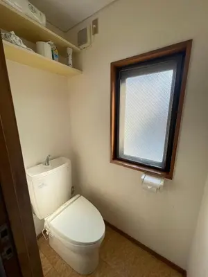 a bathroom with a white toilet and a window at \u30a2\u30f3\u30c9\u30b9\u30c6\u30a4\u662d\u548c\u753a in Tokyo