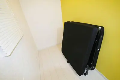 a black container sitting on the corner of a room at \u30a2\u30f3\u30c9\u30b9\u30c6\u30a4\u9ad8\u78022\u4e01\u76ee in Tokyo
