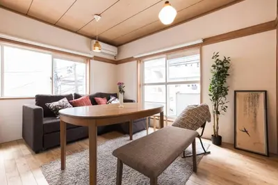 a living room with a table and a couch at \u30a2\u30f3\u30c9\u30b9\u30c6\u30a4\u767e\u4eba\u753a2\u4e01\u76eeA in Tokyo