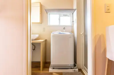 a small bathroom with a sink and a sink at \u30a2\u30f3\u30c9\u30b9\u30c6\u30a4\u767e\u4eba\u753a2\u4e01\u76eeA in Tokyo