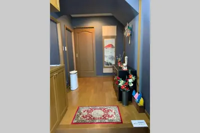 a hallway with blue walls and a red rug at \u30a2\u30f3\u30c9\u30b9\u30c6\u30a4\u6edd\u91ce\u5ddd3\u4e01\u76ee in Tokyo