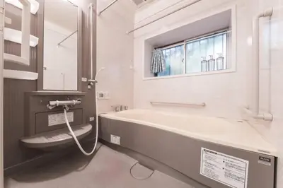 a bathroom with a tub and a sink and a window at \u30a2\u30f3\u30c9\u30b9\u30c6\u30a4\u6edd\u91ce\u5ddd3\u4e01\u76ee in Tokyo