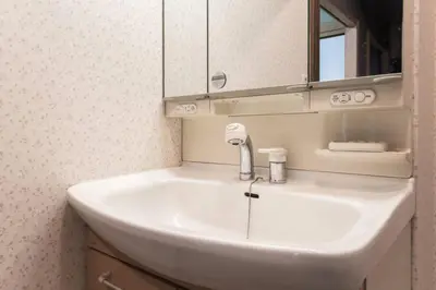 a white sink in a bathroom with a mirror at \u30a2\u30f3\u30c9\u30b9\u30c6\u30a4\u6edd\u91ce\u5ddd3\u4e01\u76ee in Tokyo