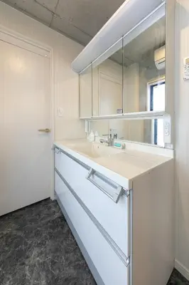 a bathroom with a sink and a mirror at Uhome Otsuka Villa in Tokyo