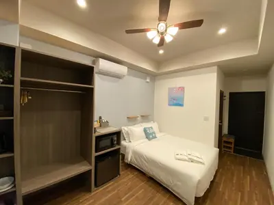 a bedroom with a bed and a ceiling fan at Kainoa Guesthouse in Tokyo