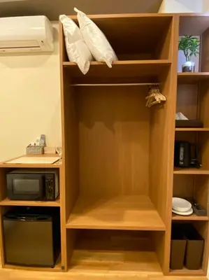 a cupboard with a microwave oven and a microwave at Kainoa Guesthouse in Tokyo
