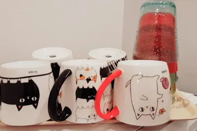 a group of coffee mugs with cats painted on them at \u30d4\u30e9\u30cd\u30cf\u30a6\u30b9 in Tokyo