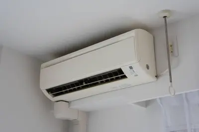 a white air conditioner hanging from a ceiling at \u6e0b\u8c37\u9053\u7384\u5742401 in Tokyo