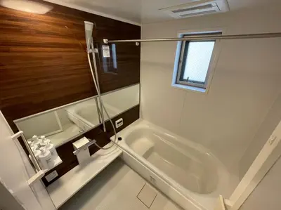 a white bathroom with a tub and a window at Salon Shibuya - Vacation STAY 78188 in Tokyo