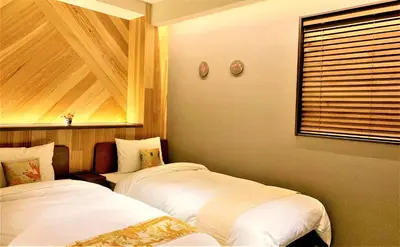 two beds in a room with a window at \u6d45\u8349\u96f7\u9580 \u7af9\u4e43\u5bbf in Tokyo