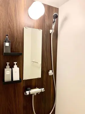 a bathroom with a mirror and a sink at \u6d45\u8349\u96f7\u9580 \u7af9\u4e43\u5bbf in Tokyo