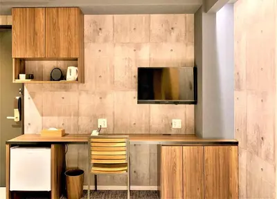 a kitchen with a counter with a television and a chair at \u6d45\u8349\u96f7\u9580 \u7af9\u4e43\u5bbf in Tokyo