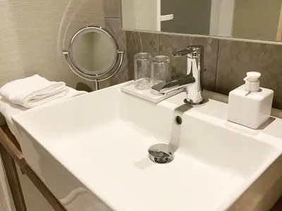 a white sink in a bathroom with a mirror at \u6d45\u8349\u96f7\u9580 \u7af9\u4e43\u5bbf in Tokyo