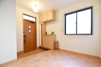 an empty room with a door and a window at \u62bc\u4e0a\u30cf\u30a6\u30b9 in Tokyo
