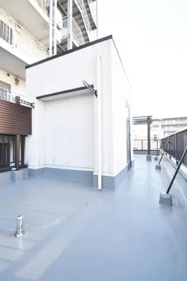 a large white building with a door in the middle at \u62bc\u4e0a\u30cf\u30a6\u30b9 in Tokyo