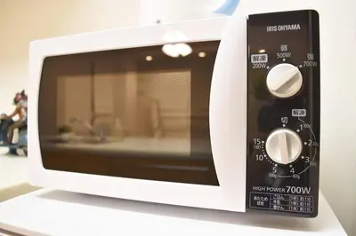 a microwave oven sitting on top of a counter at \u62bc\u4e0a\u30cf\u30a6\u30b9 in Tokyo