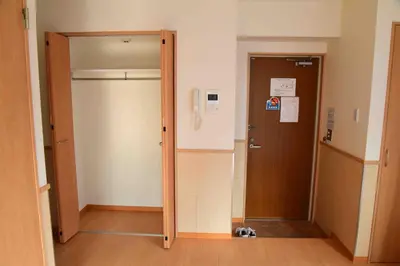 an open door in a hallway with a dog sitting next to it at \u4e0a\u91ce\u4e4b\u5bb6\u5206\u9928\u5bb6\u5ead\u623f in Tokyo