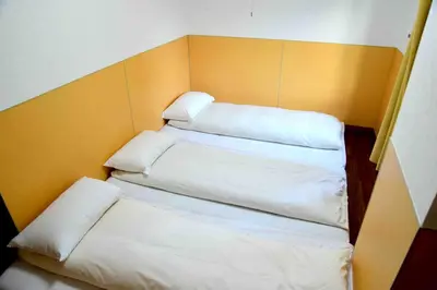 a room with two beds with white pillows at \u4e0a\u91ce\u4e4b\u5bb6Vip\u5bb6\u5ead\u623f in Tokyo