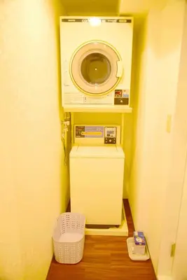 a washing machine in a corner of a room at \u4e0a\u91ce\u4e4b\u5bb6Vip\u5bb6\u5ead\u623f in Tokyo