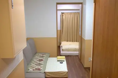 a small room with two beds and a mirror at \u4e0a\u91ce\u4e4b\u5bb6Vip\u5bb6\u5ead\u623f in Tokyo