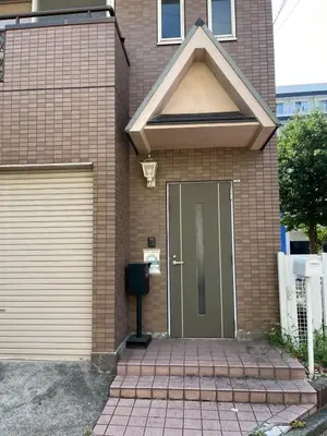 a house with a green door and a garage at Chill Inn Honan by Tranova in Tokyo