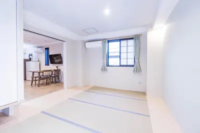 a living room with white walls and a window at \u6771\u4eac\u65e5\u548c in Tokyo