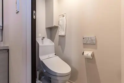 a bathroom with a white toilet in a room at Shibuya \u6e0b\u8c37 \u4e0b\u5317\u6ca2\u30a8\u30ea\u30a2 \u96fb\u52d5\u30ad\u30c3\u30af\u30dc\u30fc\u30c9LUUP\u6577\u5730\u5185 \u99c5\u5f92\u6b693\u5206 in Tokyo