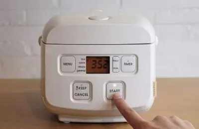 a person is pointing at a kitchen scale at Shibuya \u6e0b\u8c37 \u4e0b\u5317\u6ca2\u30a8\u30ea\u30a2 \u96fb\u52d5\u30ad\u30c3\u30af\u30dc\u30fc\u30c9LUUP\u6577\u5730\u5185 \u99c5\u5f92\u6b693\u5206 in Tokyo