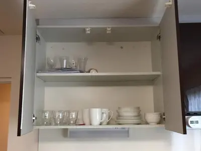 a cabinet filled with dishes and cups and plates at Shibuya \u6e0b\u8c37 \u4e0b\u5317\u6ca2\u30a8\u30ea\u30a2 \u96fb\u52d5\u30ad\u30c3\u30af\u30dc\u30fc\u30c9LUUP\u6577\u5730\u5185 \u99c5\u5f92\u6b693\u5206 in Tokyo