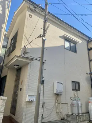 a house with a utility pole in front of it at \u6771\u4eac \u8db3\u7acb\u533a\u9752\u4e95 Tokyo Adachiku Aoi in Tokyo