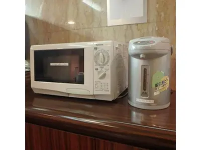 a microwave sitting on a counter next to a blender at Hotel Suntargas Otsuka - Vacation STAY 08494v in Tokyo