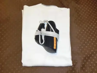 a pair of keys sitting on top of a white towel at Hotel Suntargas Otsuka - Vacation STAY 08494v in Tokyo