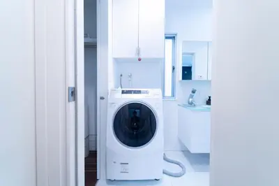 a washer and dryer in a bathroom with a sink at SATELLITE HOTEL Ebisu \u30b5\u30c6\u30e9\u30a4\u30c8\u30db\u30c6\u30eb\u6075\u6bd4\u5bff in Tokyo