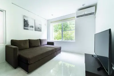 a living room with a couch and a flat screen tv at SATELLITE HOTEL Ebisu \u30b5\u30c6\u30e9\u30a4\u30c8\u30db\u30c6\u30eb\u6075\u6bd4\u5bff in Tokyo