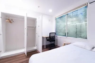 a bedroom with a bed and a desk and a window at SATELLITE HOTEL Ebisu \u30b5\u30c6\u30e9\u30a4\u30c8\u30db\u30c6\u30eb\u6075\u6bd4\u5bff in Tokyo